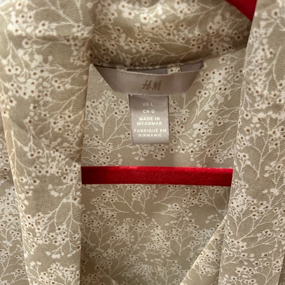 Sleeveless blouse from H&M. Size large. - Picture 2 of 3